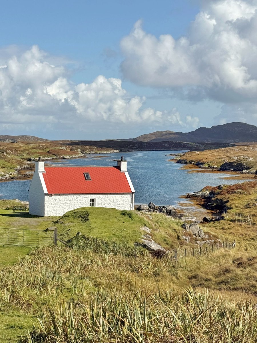 I know it’s been photographed a gazillion times before, but I love this wee red-roofed cottage by the sea on the Isle of Barra. The last time I visited the island it was a grey day, so couldn’t resist snapping it again. 

Take me back to the Outer Hebrides. 
🩵🥰🏴󠁧󠁢󠁳󠁣󠁴󠁿 #Scotland