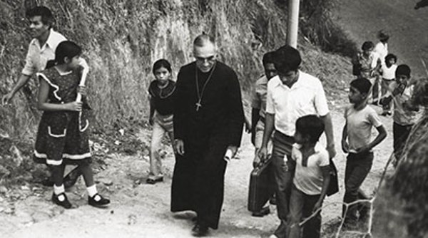 Decía monseñor Romero: "Una religión de misa dominical pero de semanas injustas, a Dios no gusta. Una religión de mucho rezo pero con hipocresías en el corazón, no es cristiana".