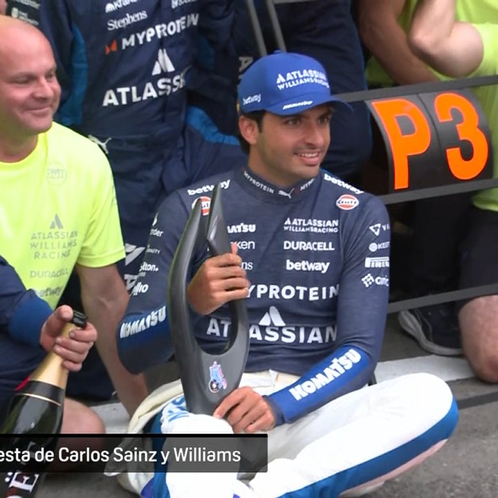 🦄 ¡Carlos Sainz ha puesto la pegatina del unicornio en el trofeo!

#F1 #AzerbaijanGP 🇦🇿