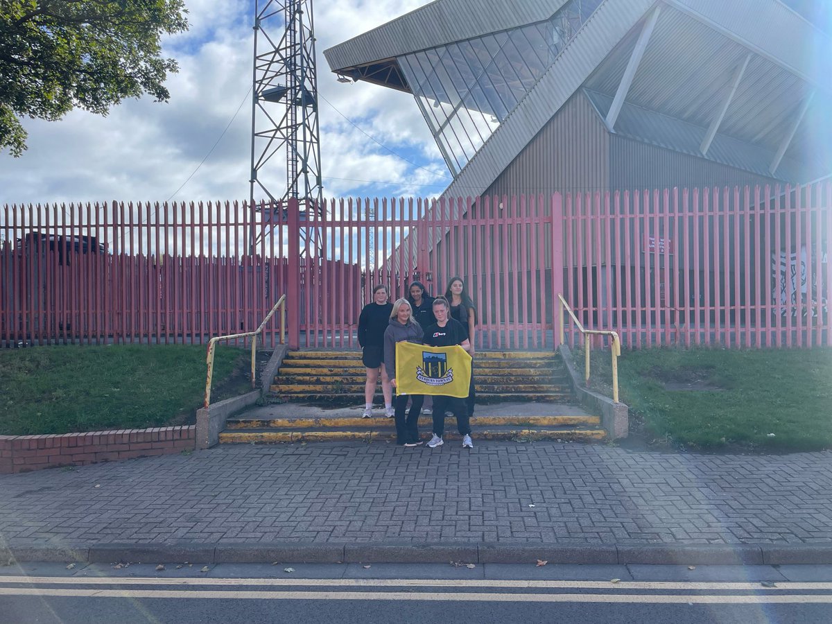 📸 Well done to a group of our U16 Girls who decided to raise money for the team by walking from St James Park to Hebburn Sports Ground! 🐝