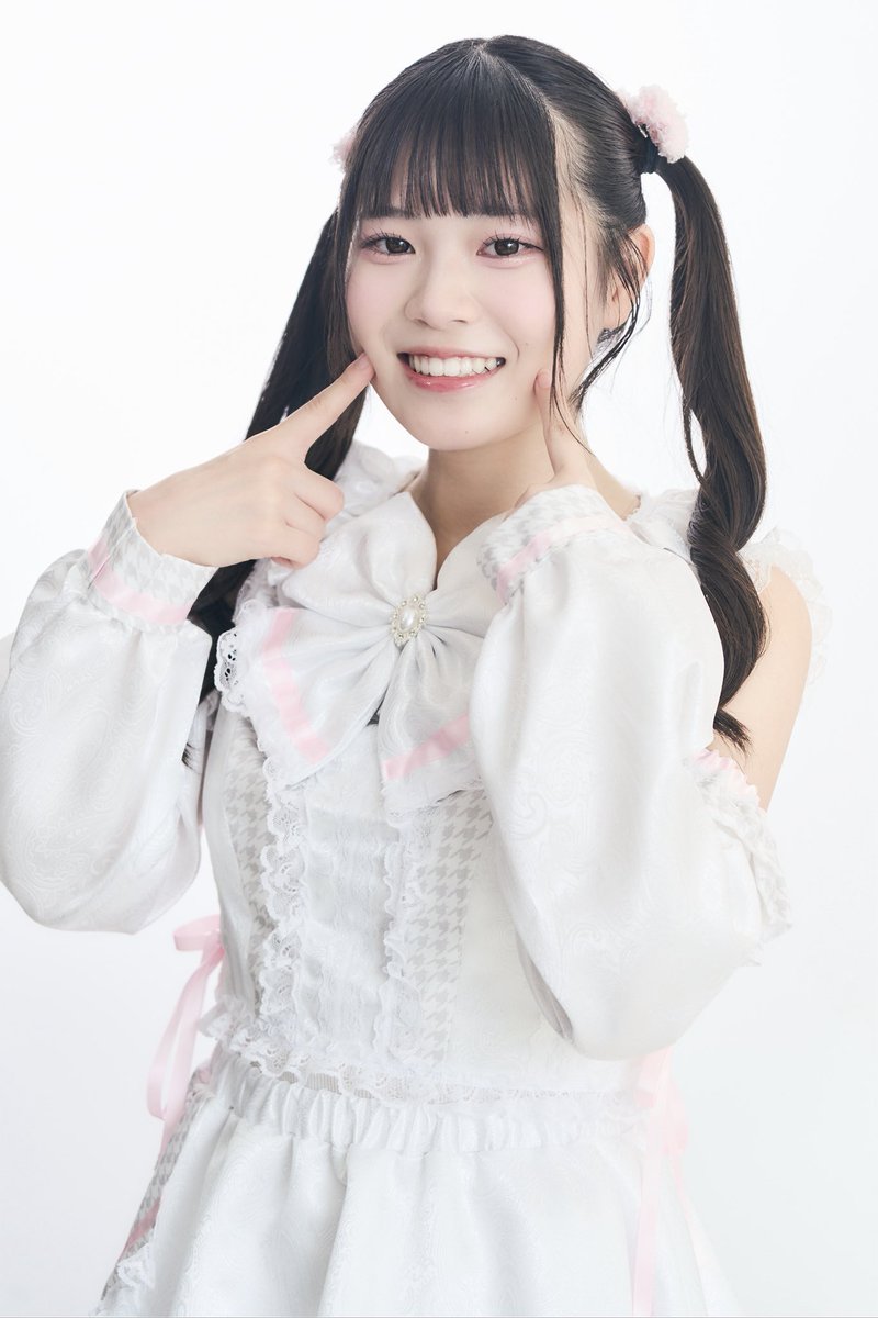 アー写更新🆕】 ︎✦︎AZの理由︎ ピンク担当✦︎ 名前: 瀬奈 礼華