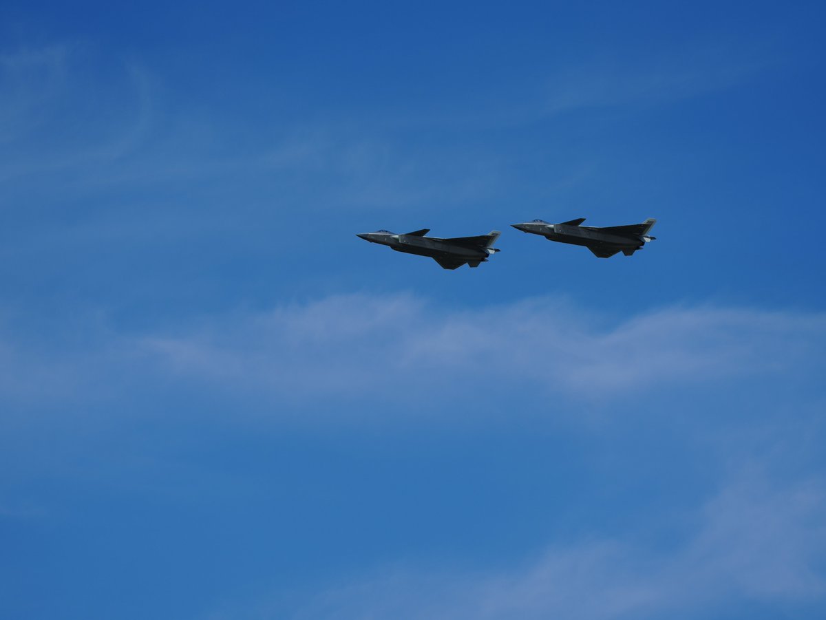 China24Official's tweet image. China’s J-20 stealth fighter jet has been put on public display for the first time, drawing crowds at the Changchun Air Show in northeast China’s Jilin Province. Four of the aircraft also performed a flyby, escorting a KJ-500 early warning aircraft. 
#AirShow #ChinaTech #WhatsNew…
