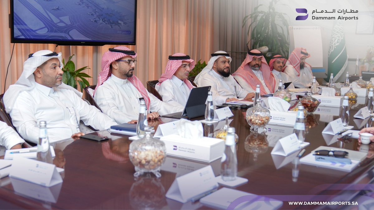 DACOKSA's tweet image. The CEO of #DammamAirports, Eng. Mohammed A. Al-Hassany, met with Eng. Fouad Al-Abdulqader, VP of Distribution in the Eastern Sector at the Saudi Electricity Company @ALKAHRABA , to discuss the latest developments in energy projects and infrastructure supporting…