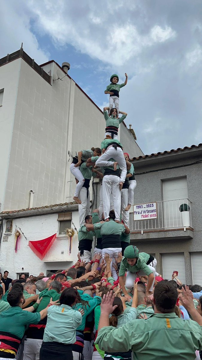 CastellerMollet's tweet photo. 🌞 Resum Diada Fira d'Artesans 🌞

@CastellerMollet - 2Pde4, 5de7, 3de7a, 4de7, Vde5
@CollaJoveLH - Pde4, Pde4ps, 3de6, Pde4, Pde4
PobleSec - 2Pde4, 3de6, 4de6, 3de6a, 2Pde4

💚 Com sempre, el més important, TOT DESCARREGAT! 💚

#castells #LiniaVerdClaret
#ambtumesamunt #cdm https://t.co/fO3LBvE7r0