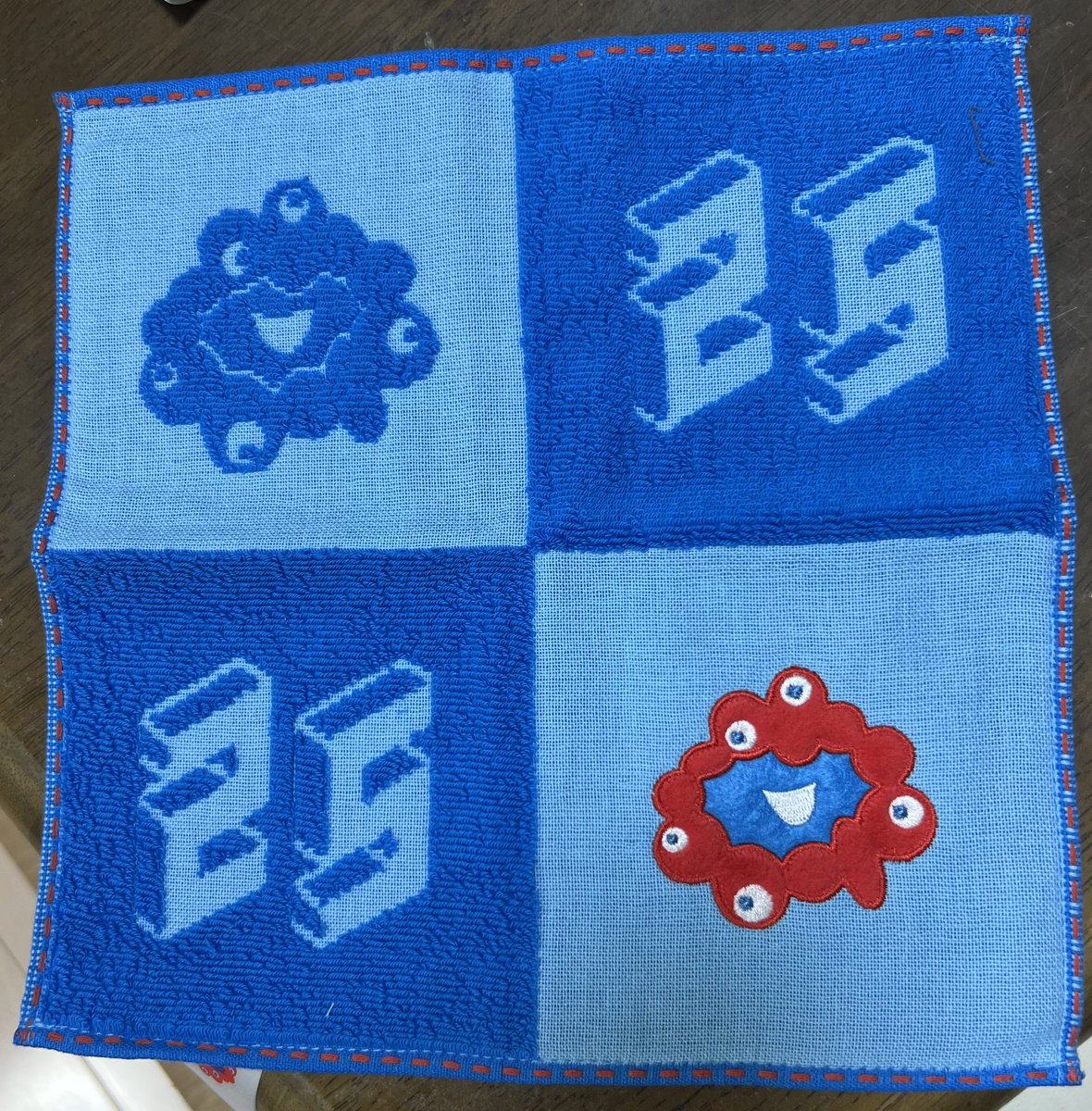 大阪万博に行った息子からもらった
ミャクミャクってあんなにキモかったのに今となっては可愛げ出てきたね
大阪万博に行った人って私の周りで（家族友人職場含め）結局息子だけだったな
関西の人はもれなく行ったんだろうか？
万博が終わったらミャクミャクを見ることもなくなるから
この土産は嬉しい