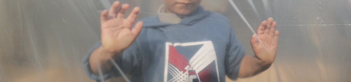 Youssefek hantxe jarraitzen zuen, zutik, porlanezko bloke baten gainean, denborak han iltzatu izan balu bezala. Airean errauts usaina zegoen, burdin errearena…

Gustu baduzue… xegun.eus/youssef/