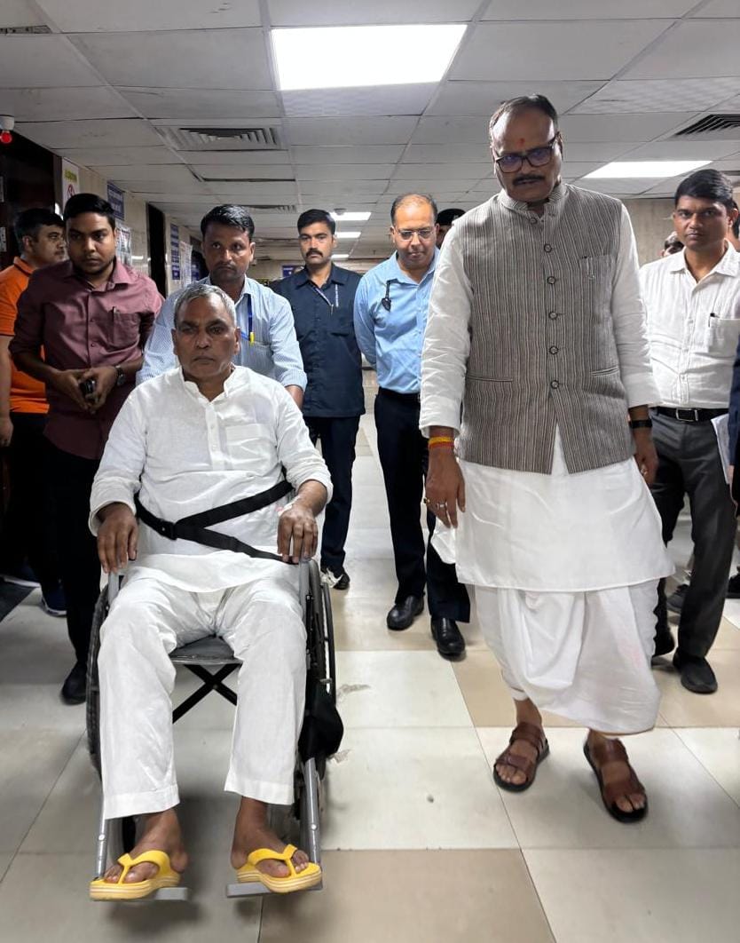 ManishPandeyLKW's tweet image. आज जब कैबिनेट मंत्री ओमप्रकाश राजभर अस्वस्थ हुए तो प्रदेश के डिप्टी सीएम व स्वास्थ्य मंत्री बृजेश पाठक जी न केवल खुद मौके पर पहुँचे बल्कि व्हीलचेयर तक थामकर अस्पताल ले जाने की जिम्मेदारी निभाई।
ज़रा सोचिए कितने नेता हैं जो इस तरह अपने सहयोगी मंत्री के लिए भागदौड़ करते दिखते हैं?…