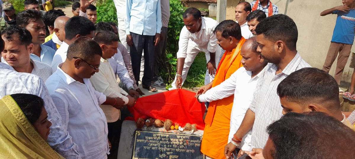 आज दिनांक 21 सितम्बर 2025, दिन रविवार को दुर्गा पूजा के उपलक्ष्य में तरहसी प्रखंड एवं मनातू प्रखंड की कुल 8 महत्वपूर्ण सड़कों का भूमि पूजन किया गया और इसके पश्चात पदमा में भव्य जनसभा का आयोजन हुआ। यह हमारे क्षेत्र की आम जनता के लिए गर्व और हर्ष का विषय है कि अब सुगम एवं आधुनिक