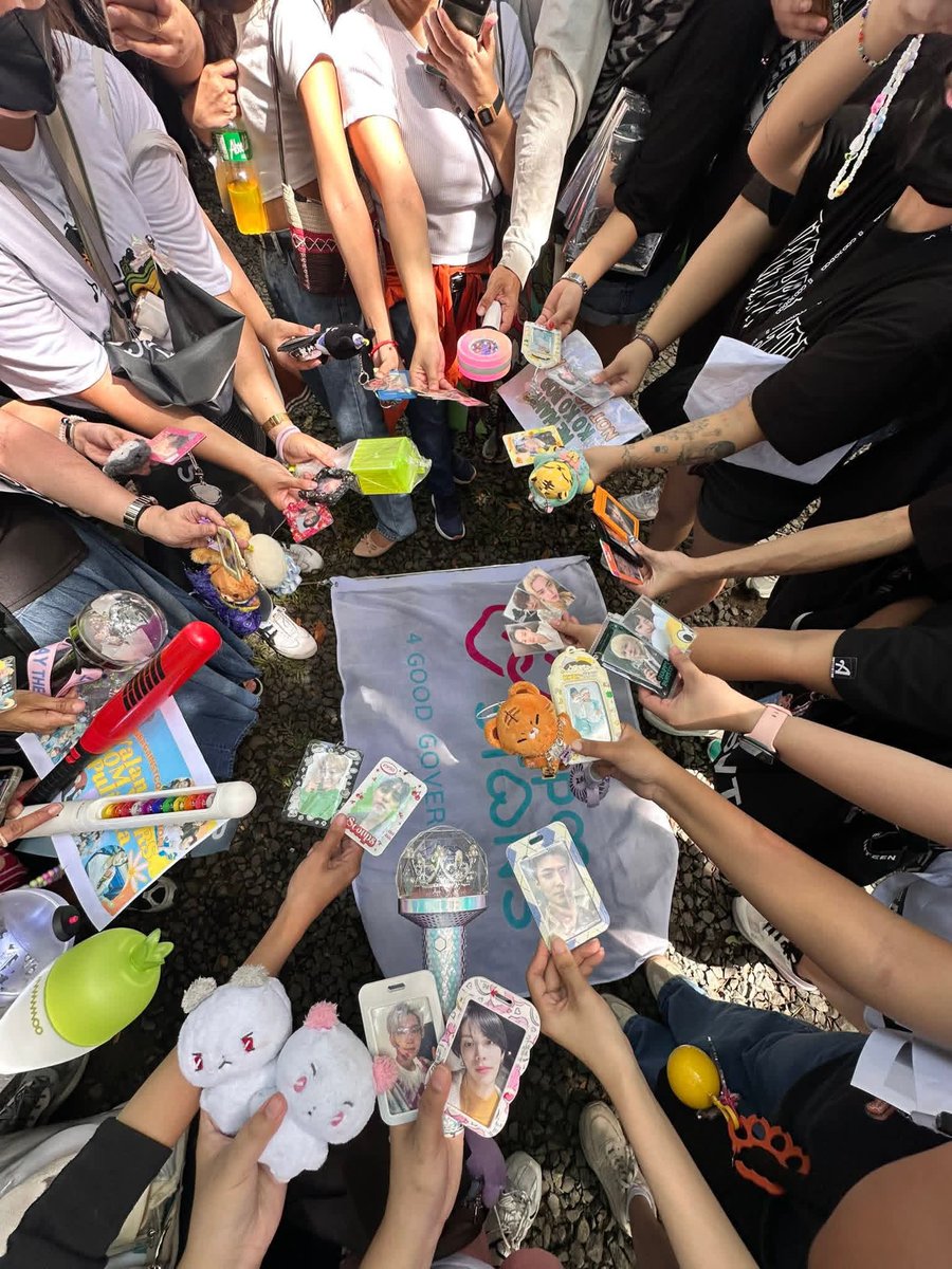 tzuyu_vvi's tweet image. Candy bong in Anti-corruption protest in the Philippines today
📷: Koreanophiles
#ParaSaBayan #thrillionpesomarch #floodcontrolproject #Once #Candybong
#TWICE