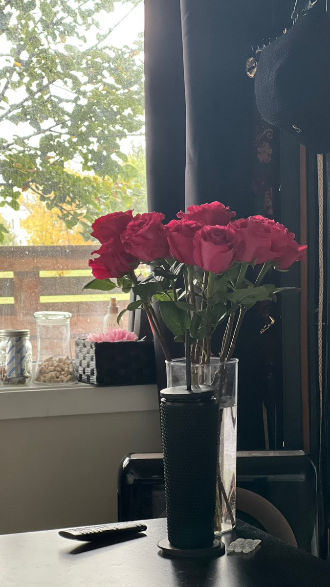 Yamzzy's tweet photo. Buy the  flowers, it’ll make both of you happy https://t.co/zSonVxnMfp