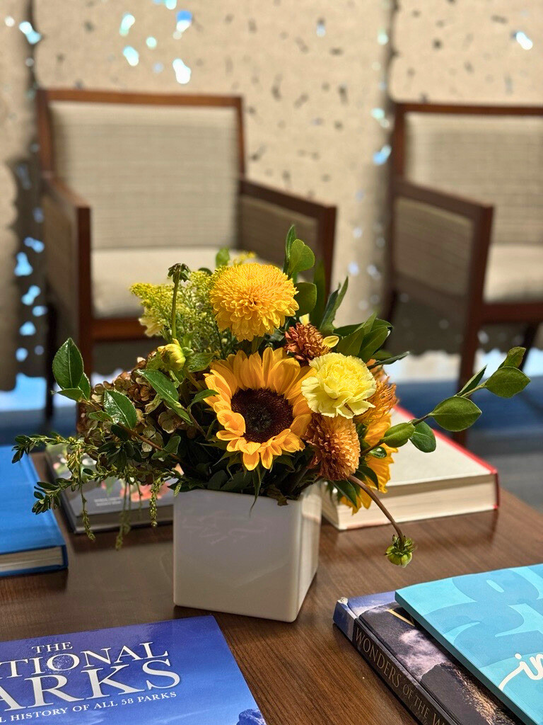 A big thank you to Meredith Sherrill for these beautiful Bloom Service flower arrangements! They make our campus feel even more welcoming. 🌻💛

Interested in spreading hope through volunteering? Click the link below to learn more! 

#VOLUNTEER 👇
signupgenius.com/go/10C0E4EAEAB…