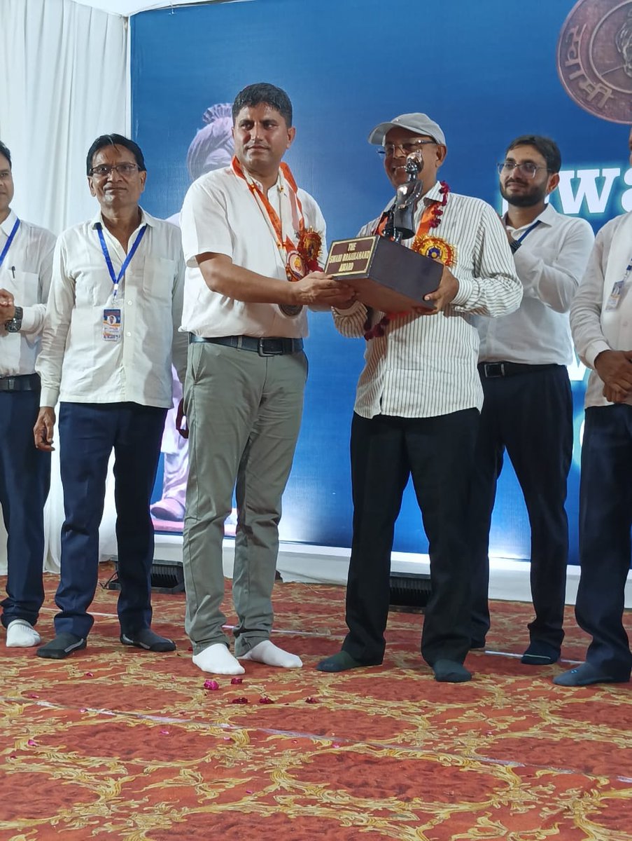 Tinuniversee's tweet photo. Dr. Bharat Saran honoured with Swami Brahmanand Award 2025 for his extraordinary work in rural education &amp; social empowerment. Over 110 students guided to become doctors under his initiative! 🌟🏥 #SwamiBrahmanandAward #RuralEducation #SocialImpact #FiftyVillagers https://t.co/ne6pvXAUqr
