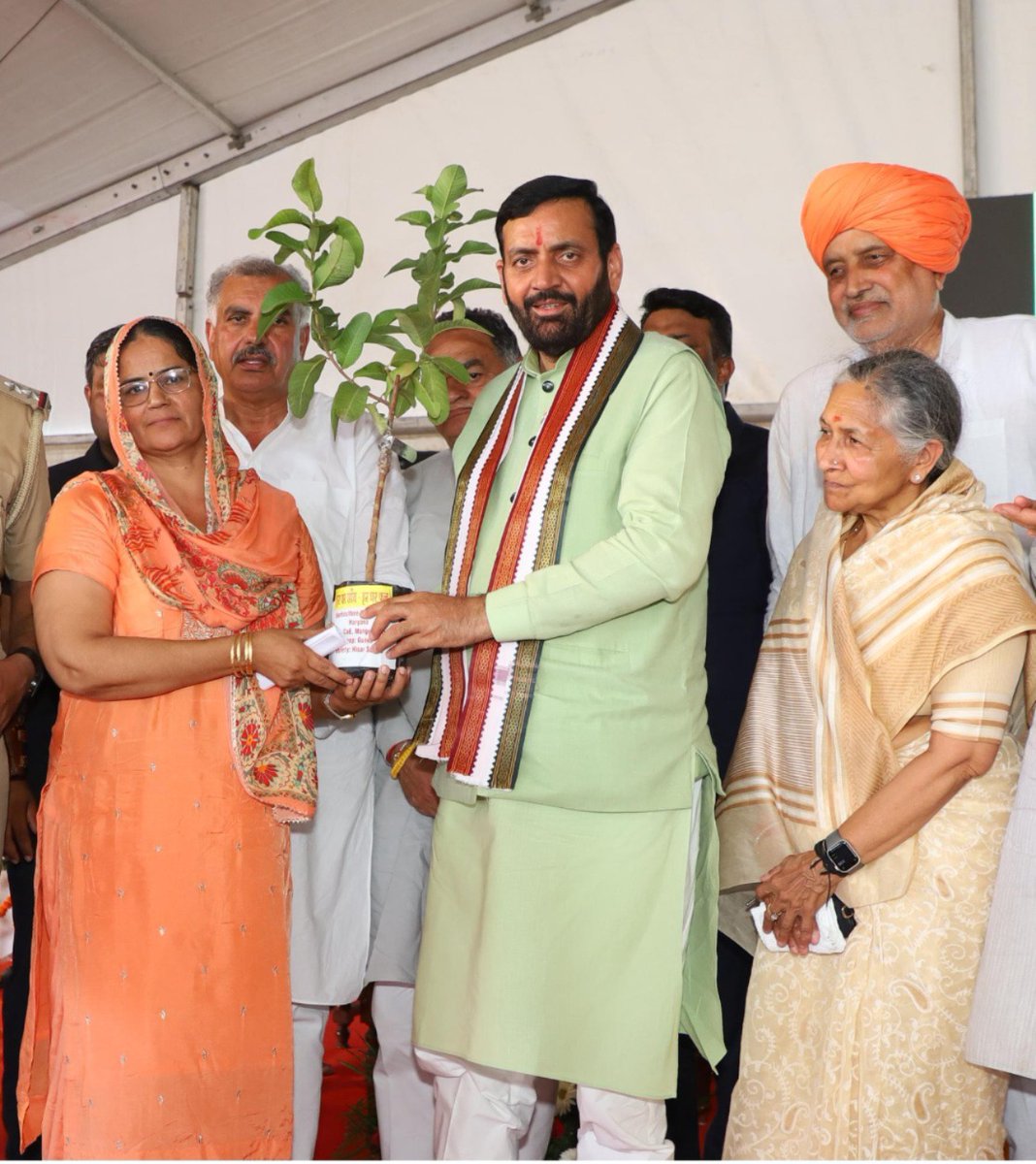 मुख्यमंत्री श्री <a href="/NayabSainiBJP/">Nayab Saini</a> ने आज 'हर घर छाँव-हर घर फल' योजना का शुभारंभ किया। 

इस योजना के तहत प्रदेश के 22 जिलों के 110 गांवों में 55000 फलदार पौधों का निःशुल्क वितरण किया जाएगा। 

#Haryana #DIPRHaryana #NayabSinghSaini