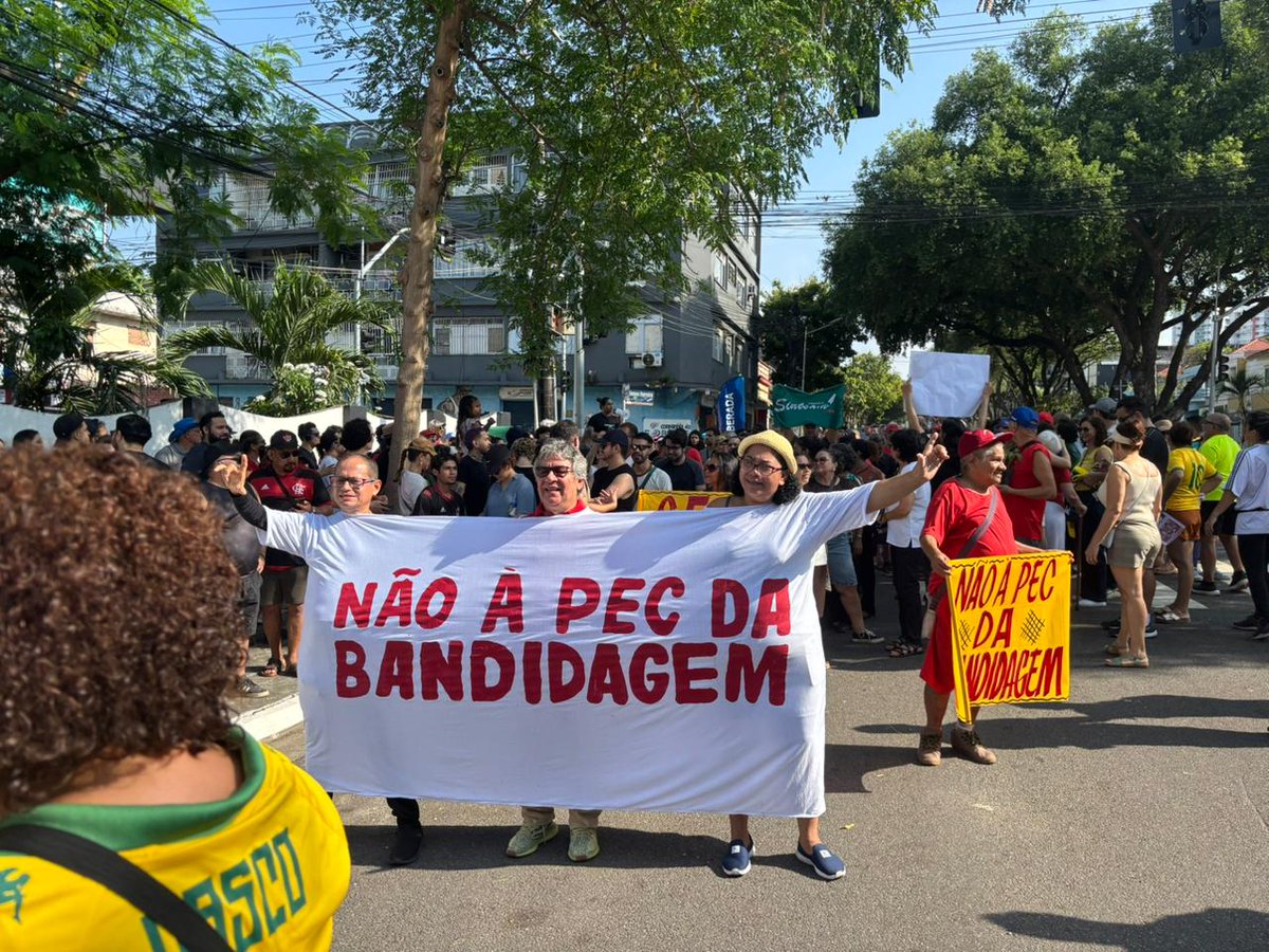 PedroRonchi2's tweet photo. Manifestação de esquerda // direita https://t.co/isu3tIKjNA
