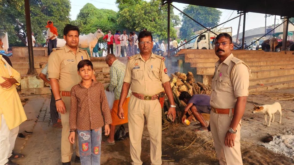 umeshshukla01's tweet image. गंगाघाट कोतवाली गंगाघाट पुलिस का मानवीय चेहरा अज्ञात अवस्था में मृत मिले ब्यक्ति की पहचान होने के बाद पारिवारिक आर्थिक स्थिति को देखते अन्तिम संस्कार कर मानवीय मूल्यो की रक्षा कर सराहनीय कार्य @dgp @ig @Uppolice @unnaopolice