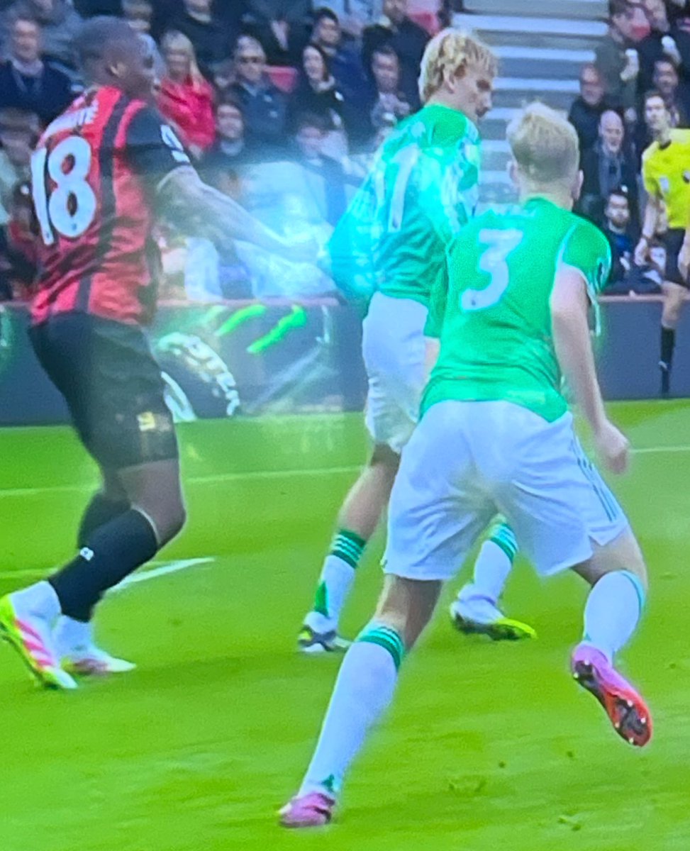 UltraStarTime's tweet image. Prolonged shirt-pull by Diakite drags Woltemade down in the box - it’s a penalty @FA_PGMOL @NUFC #BOUNEW 🚩