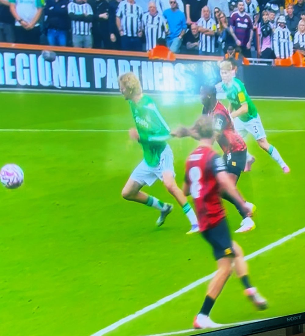 UltraStarTime's tweet image. Prolonged shirt-pull by Diakite drags Woltemade down in the box - it’s a penalty @FA_PGMOL @NUFC #BOUNEW 🚩