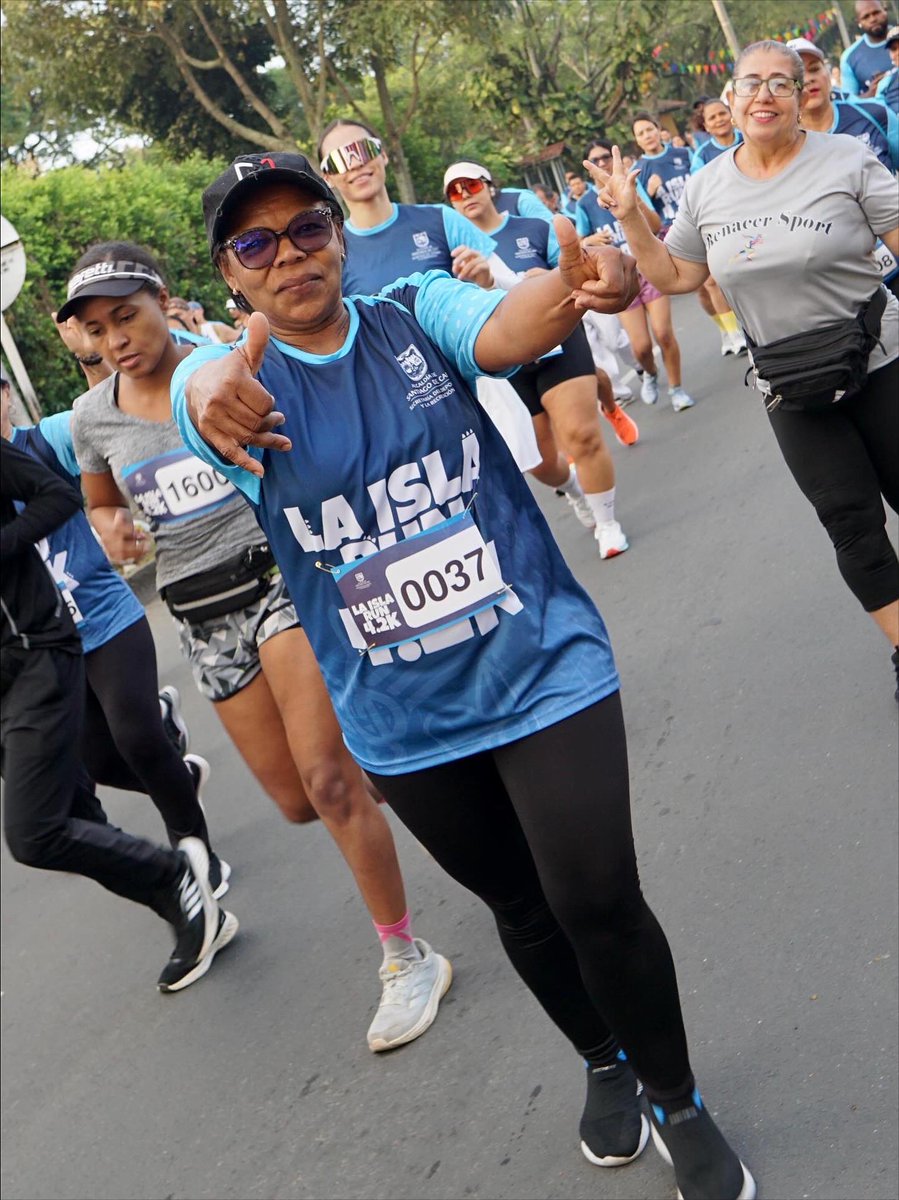 En Cali le apostamos al deporte y al buen uso del tiempo libre. 
Con #LaIslaRun4_2K vivimos un domingo  diferente y con espacios para que la gente disfrute del deporte y se aleje de lo que no suma. Así se construye ciudad. 🔥💙