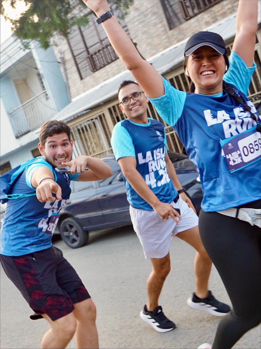 SecDeporteCali's tweet photo. En Cali le apostamos al deporte y al buen uso del tiempo libre. 
Con #LaIslaRun4_2K vivimos un domingo  diferente y con espacios para que la gente disfrute del deporte y se aleje de lo que no suma. Así se construye ciudad. 🔥💙 https://t.co/mYrZJkeJ1Z
