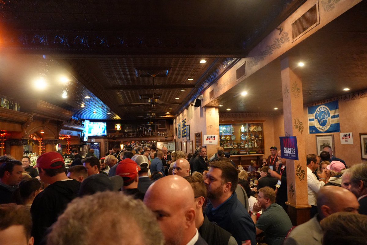 MikeRogersForMI's tweet image. Team Rogers TURNED OUT last night in Mackinac! 

It’s patriots like the folks in this room who are going to help us get Michigan WORKING Again!