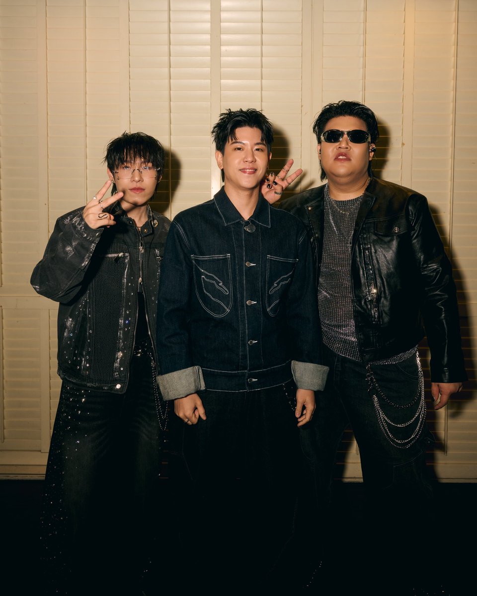 : ฝันละเมอได้เป็นจริงแล้วน้า ยินดีด้วยมาก ๆ ขอบคุณที่นึกถึงเรา จาก แฟนเพลง ได้มาเป็น ผู้กำกับ MV เจ้าของที่ จนได้มาเป็นสิ่งที่ล้ำค่าที่สุดก็คือ “เพื่อน” 

รักทุกคน YENTED &amp; MIRRR ไม่มีพวกยู เราคงไม่มีเพลงไทยดี ๆ อัลบัมดี ๆ ฟัง <3

#MirrrDAYDREAMINGTHE1STCONCERT