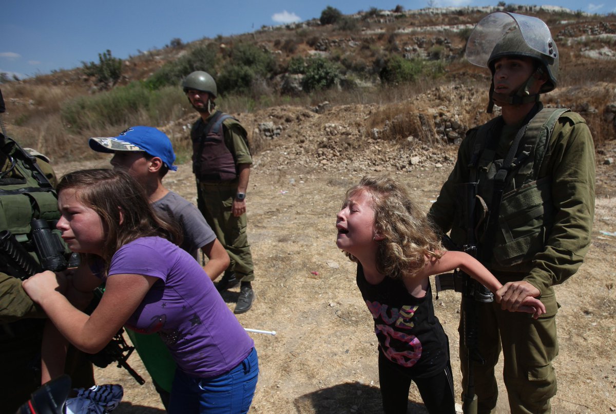 HOY EL FASCISMO SE LLAMA ISRAEL

Esto es Israel: matonismo sin escrúpulos. Imagino que Ayuso, Almeida, Aznar o Abascal solo verán en esta imagen a un valiente soldado reduciendo a una peligrosa terrorista. En "Rompiendo el silencio", un documento elaborado por una organización de
