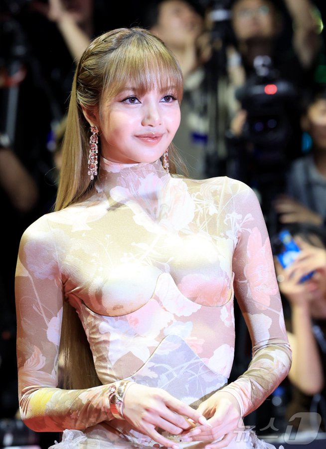 WORLDMUSICAWARD's tweet image. #LISA has been nominated for ‘Female Artist of the Year’ at iHeartRadio’s Hit 100 Awards! She&apos;s the only Asian artist nominated in the category! 💪💃🗳️🔝👩‍🎤2⃣0⃣2⃣5⃣🇺🇸💯🏆🔥👑 🩷  

@wearelloud