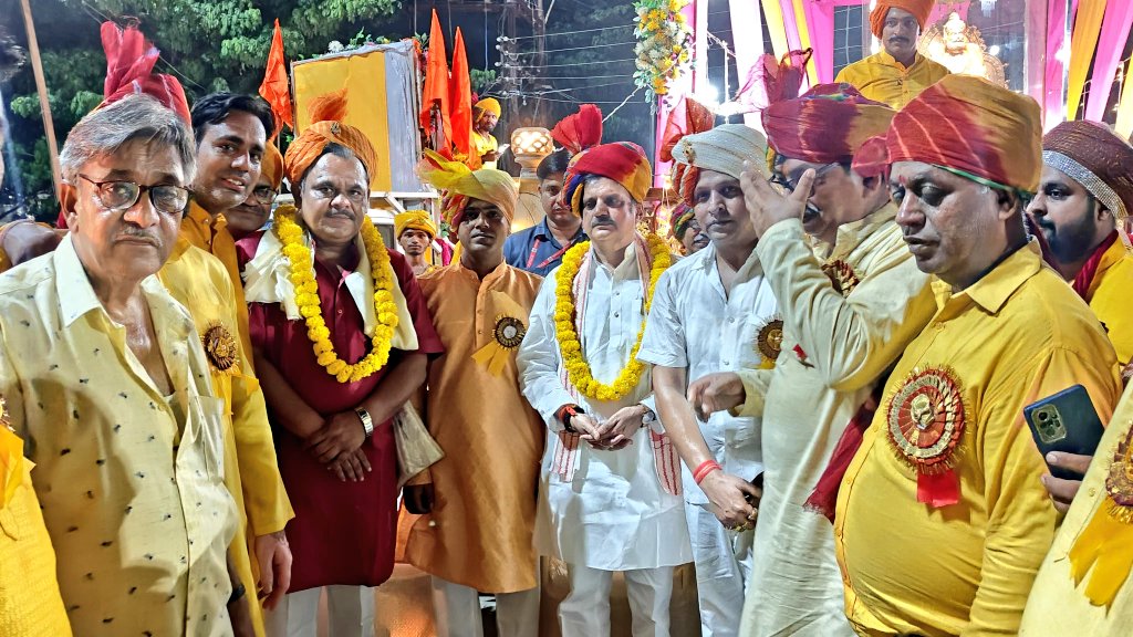 आज रीवा स्थित अग्रवाल समाज भवन से प्रारंभ हुई श्री अग्रसेन जयंती शोभायात्रा में सम्मिलित हुआ।

अग्रसेन महाराज जी के आदर्श समरसता, सेवा और सहयोग, आज भी समाज के मार्गदर्शक हैं।

शोभायात्रा में समाजबंधुओं के उत्साहपूर्ण सहभाग एवं भक्ति भाव ने इस आयोजन को विशेष बना दिया।

अग्रवाल