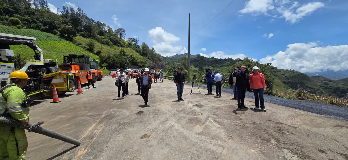 RafaelaCortesZ's tweet photo. Lo de ayer en la Vía a la Orinoquía es una nueva alerta de que la carretera y las vías alternas que estamos usando no llegan siquiera a calificar como una solución de corto plazo. Son simplemente una medida de emergencia, frente a la cual —y en paralelo— debemos trabajar con grandes inversiones y ágilmente para atender los puntos críticos, y también con grandes obras para darle a esa mitad del país la autopista de conexión que requiere y se merece una de las regiones más importantes de Colombia. Nuevamente, hago un llamado al Gobierno Nacional para que no le dé la espalda a este problema ni a los millones de colombianos que afecta.