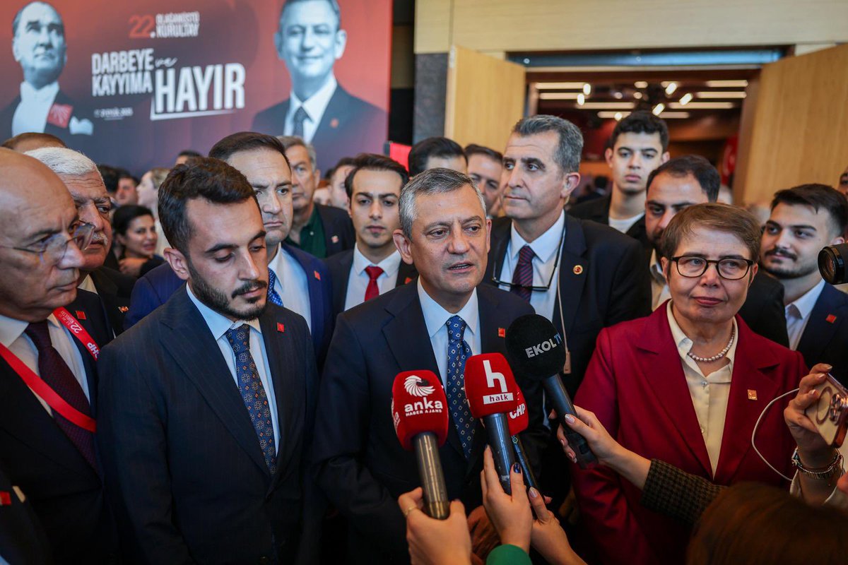 Genel Başkanımız Özgür Özel, Ankara’da Nazım Hikmet Kültür Merkezi’nde düzenlediğimiz 22. Olağanüstü “Darbeye ve Kayyuma Hayır” Kurultayımızda Parti Meclisimiz, Yüksek Disiplin Kurulumuz ve Bilim Kültür Sanat Platformumuz seçimleri için oy kullandı.
