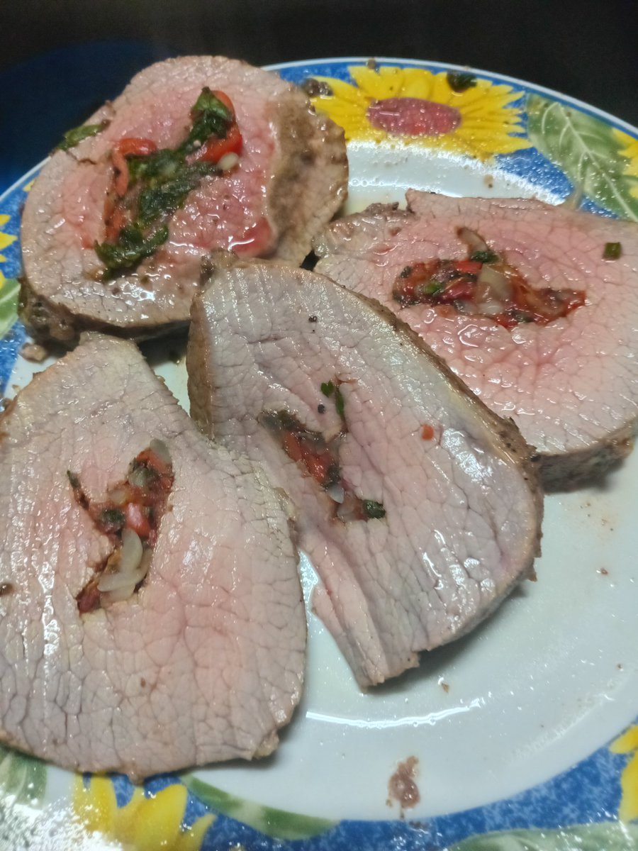 Bueno hoy cocinando un lomo relleno,con papas,todavia le falta coción🫠😋🫠😋