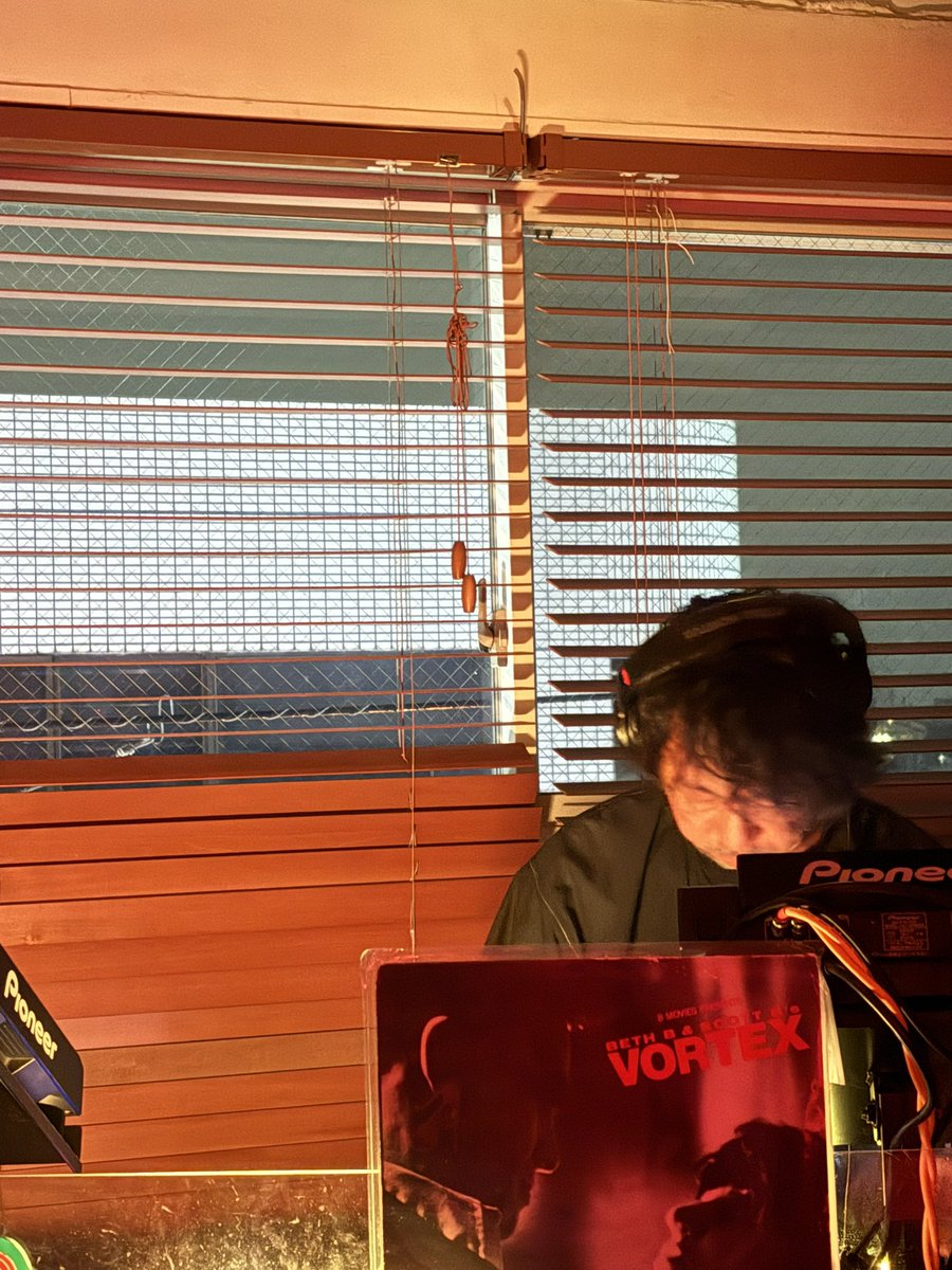 古くからの音楽仲間であり友達の山崎真央くんがプレイするというので三茶のMonkey Barに行ってきました。ダンサブルなサントラでまとめた真央のDJ、ナイスでした。