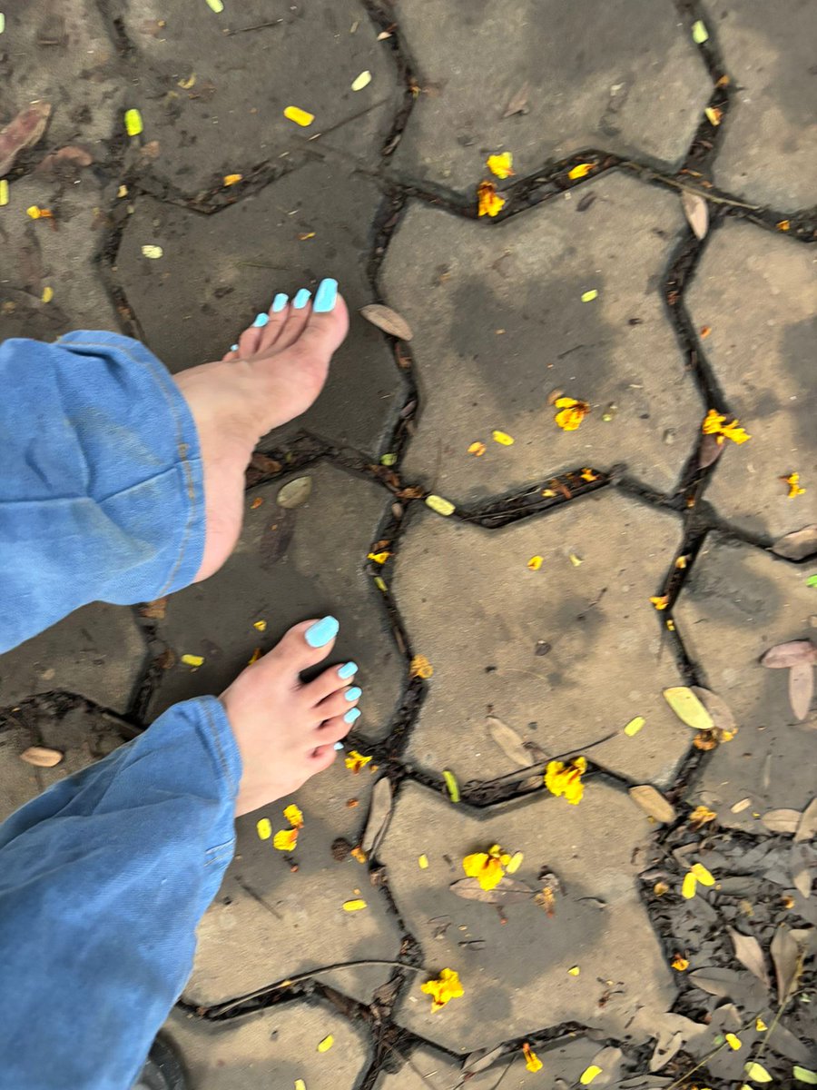 Gobrokefor_ziva's tweet image. Whoever is willing to taste the dirt under my soles, comment down, and will choose one for the honour