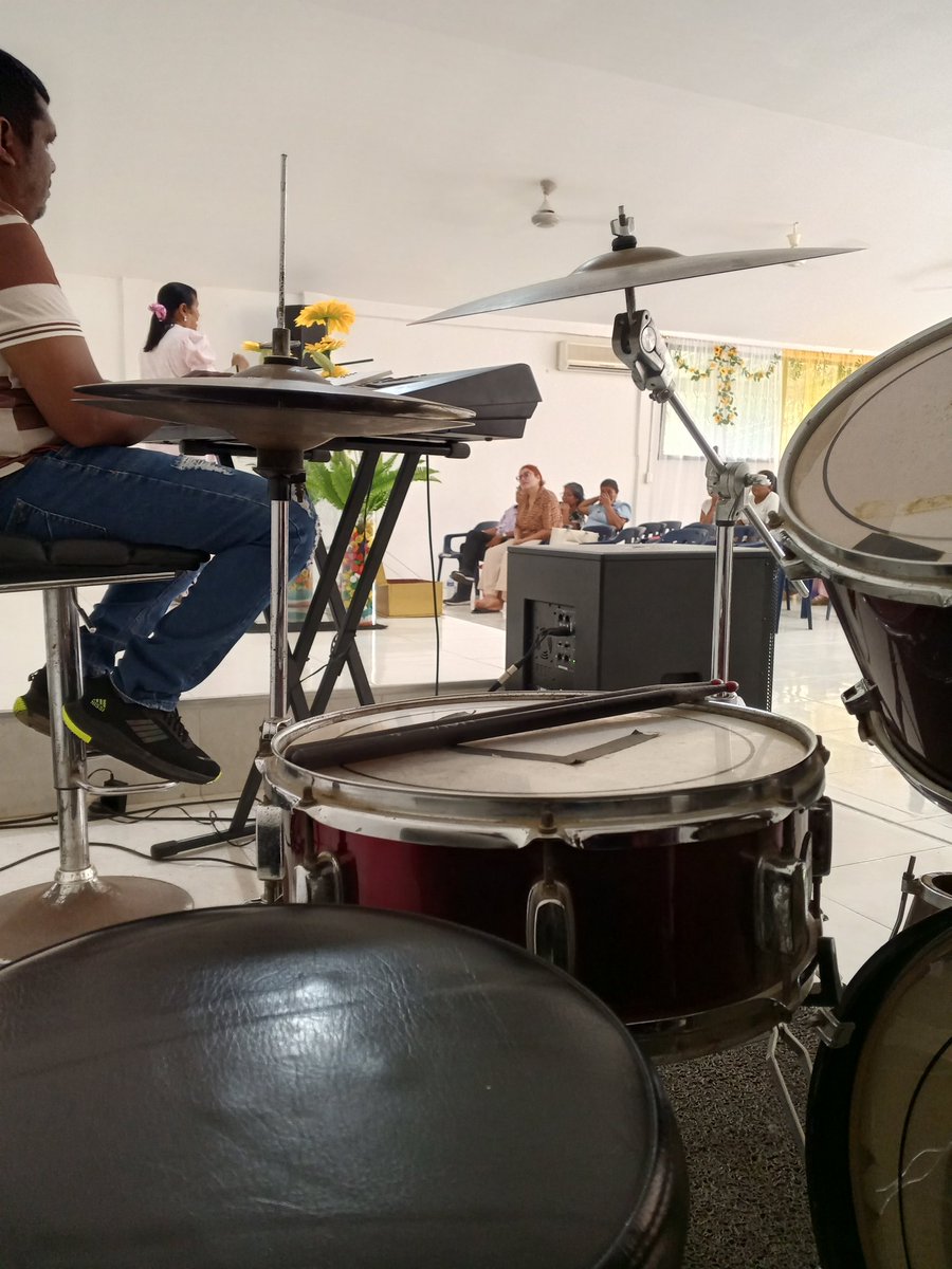 Cuando ponemos a Dios primero todo saldrá bien no importa la tormenta un liderazgo sin Dios es como un barco a la deriva todos te van a fallar menos Dios y si te tengo a ti lo tengo todo