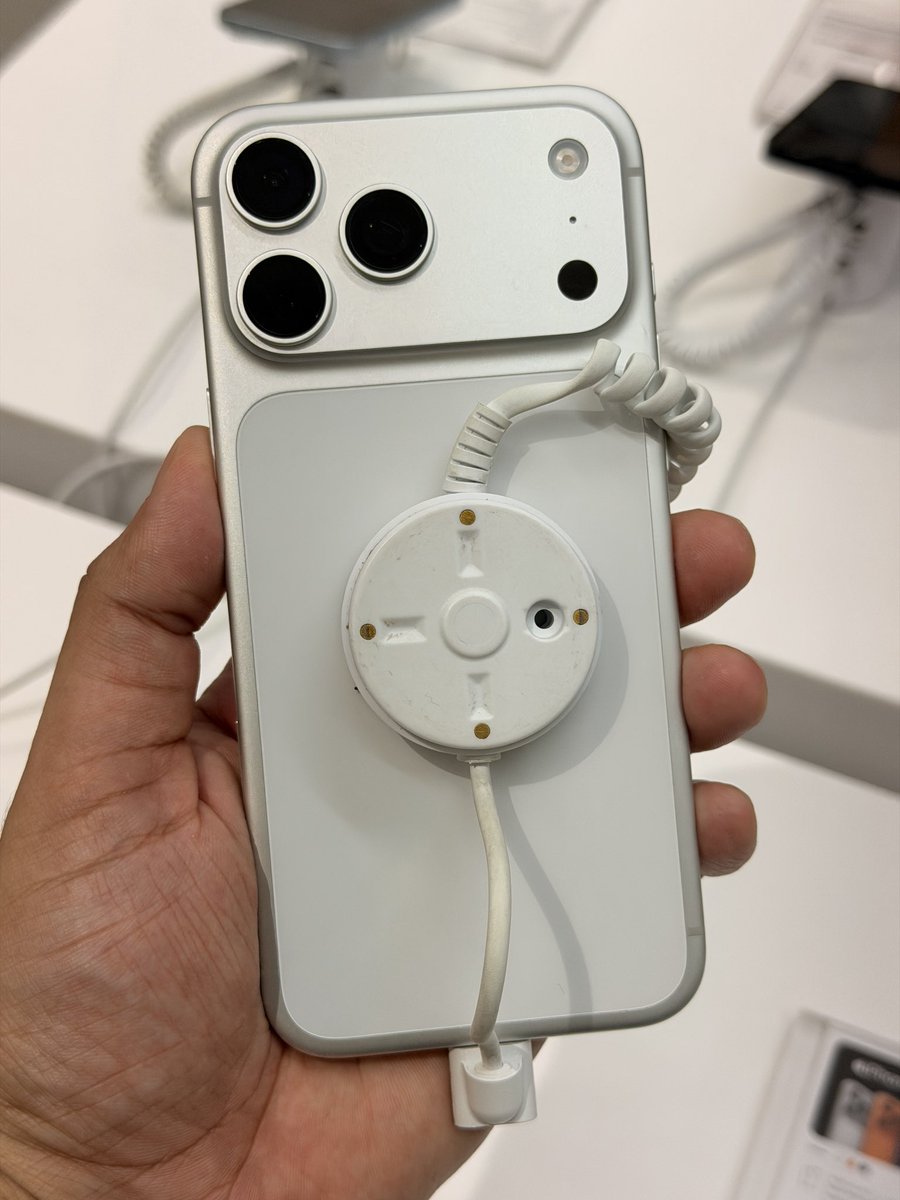 stufflistings's tweet image. iPhone 17 Pro Silver looks super cool too 🤩