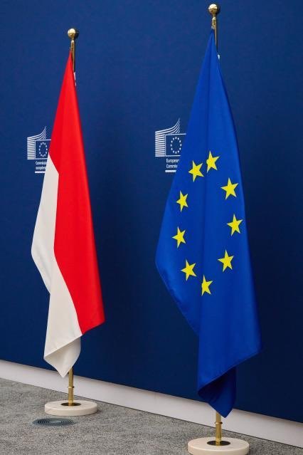 ✈️ Wheels up! Thrilled to begin my first Southeast Asia tour with the historic wrap-up of EU-Indonesia FTA talks. A win for both sides - economically, strategically, sustainably.

Perfect timing to deepen trade and investment ties, unlocking opportunities in this vibrant region.