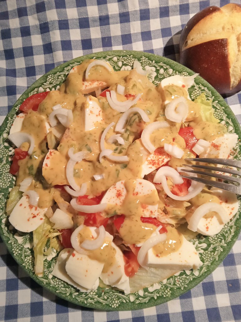 🥰 MAHLZEIT‼️😋

Eisbergsalat... 
Tomate... 
Mozzarella... 
mit Gedöns...
...&amp; Laugenbrötchen! 

Nach der völlerei
der letzten Tage... 
...heute was leichtes!