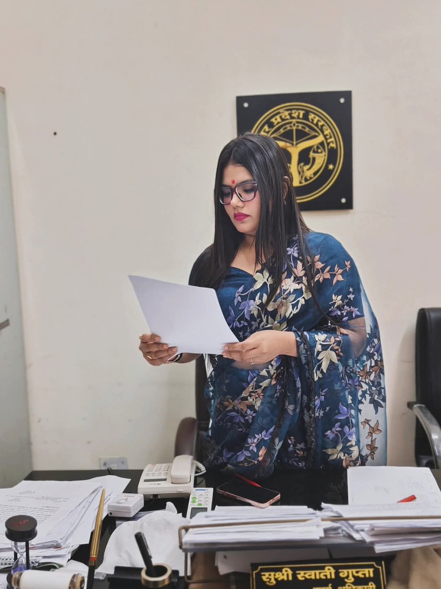 यह स्वाति गुप्ता है, UP में PCS अधिकारी हैं, फिलहाल लखनऊ में पंचायती राज निदेशालय में पोस्टेड हैं,

कल यह फेसबुक पर लाइव थीं, तो इनके किसी फैन ने पूछा Ma'am आपसे कैसे मिल सकते हैं?

तो फैंस के इनसे मिलने की इन्होंने 2 शर्तें बताई हैं,

इनका कहना है कि 
1. सबसे पहले आप को फेसबुक