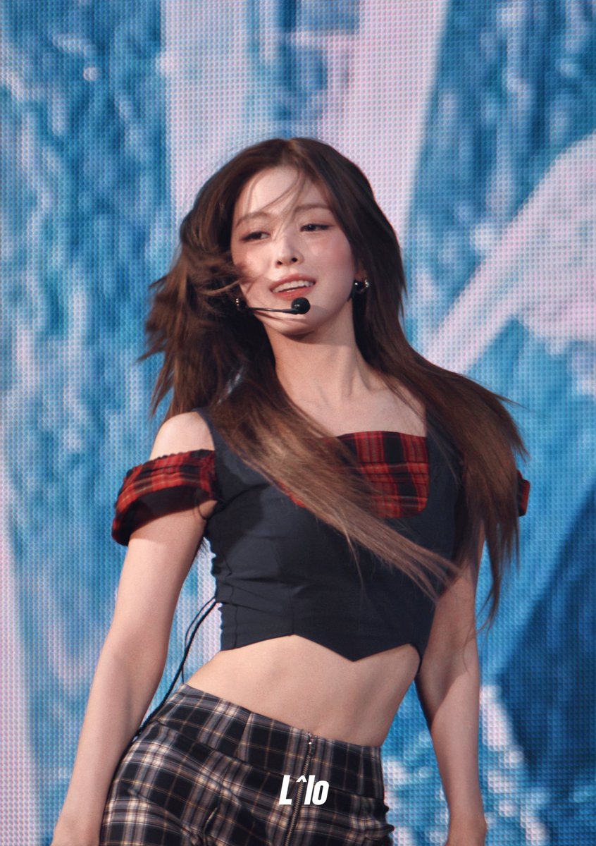 Llo0417's tweet photo. 250920 ITZY 4th Fan meeting “ON AIR”

❤️💙

#있지 #ITZY #류진 #RYUJIN https://t.co/qELthp1X9w