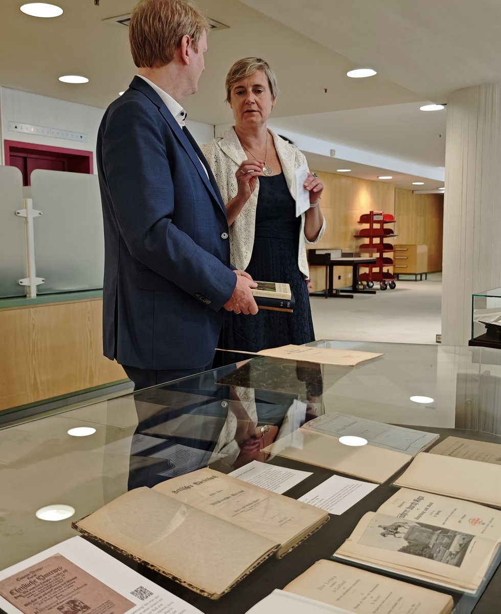 Alda Vanaga, die Botschafterin Lettlands, eröffnet mit Olaf Hamann, dem Leiter der Osteuropa-Abteilung der Staatsbibliothek zu Berlin "500 Jahre Bücher in Lettisch".