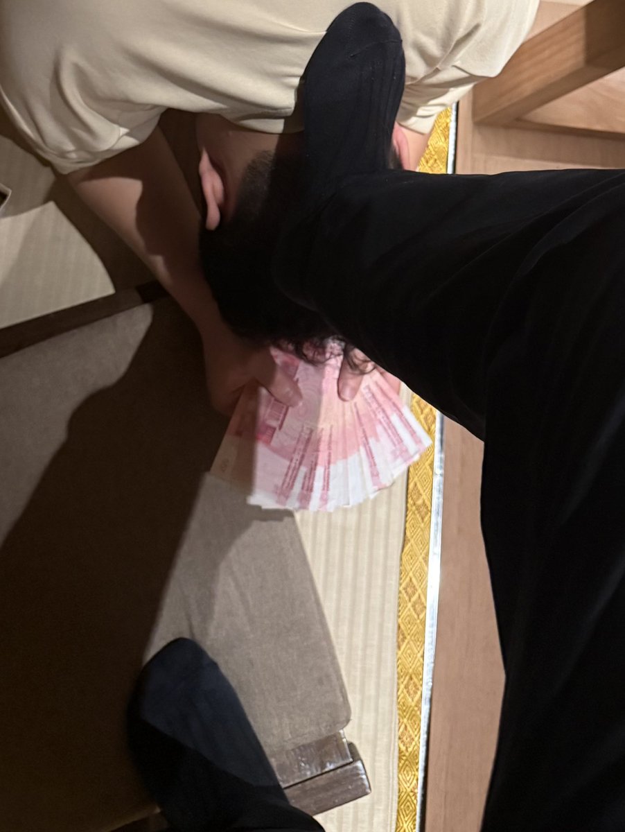 跟了我八年的傻逼奴才 一天比一天奴化 驯化到享受上贡吐钱 脑子发麻 直到愿意上交身份证及所有个人信息 签署终身协议 举止投足都能体现尊卑