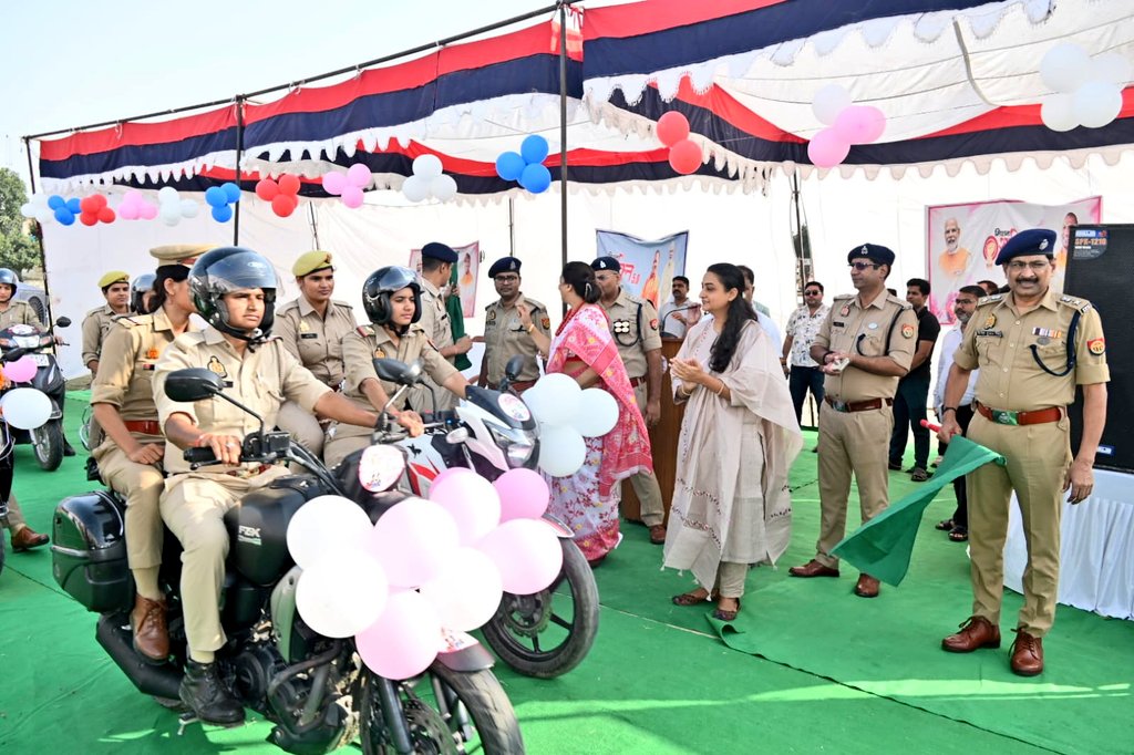 dmbulandshahr's tweet image. मा० मुख्यमंत्री जी द्वारा नारी सुरक्षा, सम्मान एवं स्वावलंबन के लिए प्रारम्भ किए गए #मिशनशक्ति_05 के तहत आज #SSP @bulandshahrpol व मा० जनप्रतिनिधियों के साथ महिला पुलिकर्मियों द्वारा निकाली जा रही बाइक रैली को हरी झंडी दिखा कर रवाना किया गया।
#MissionShakti5