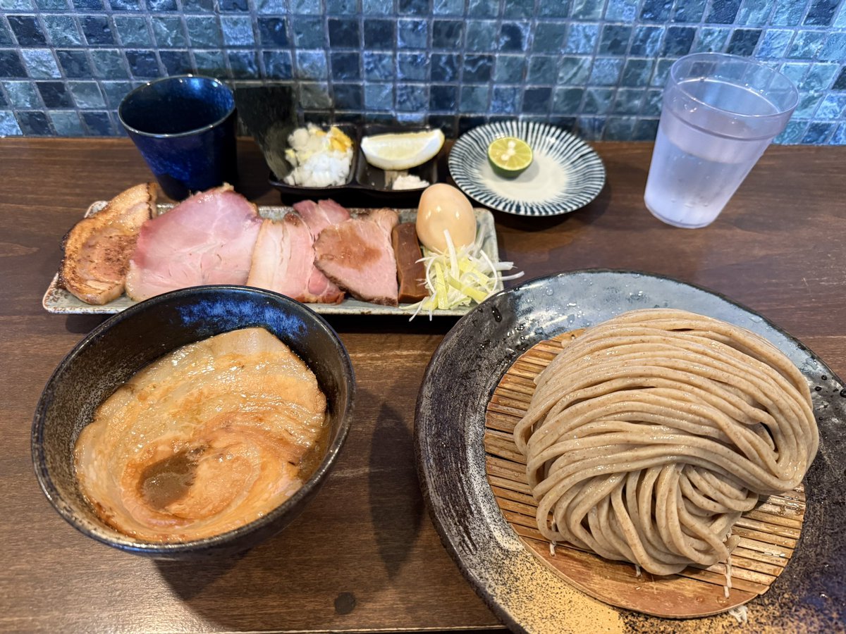 014hotoke's tweet photo. 暑さが和らいできたので、行列覚悟で麺屋みつば＋クローバーさんへ

ここの麺うまいんですよね👌

いつもの感覚でつけ汁に浸してるとアッという間になくなるので、安定のスープ増しW

しかし週末はアカンな…
最後尾接続から退店まで約2時間かぁ〜😇 https://t.co/duAiQq7qWJ
