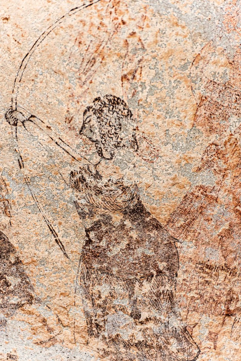 Peinture rupestre d'une femme néolithique du Sahara central .