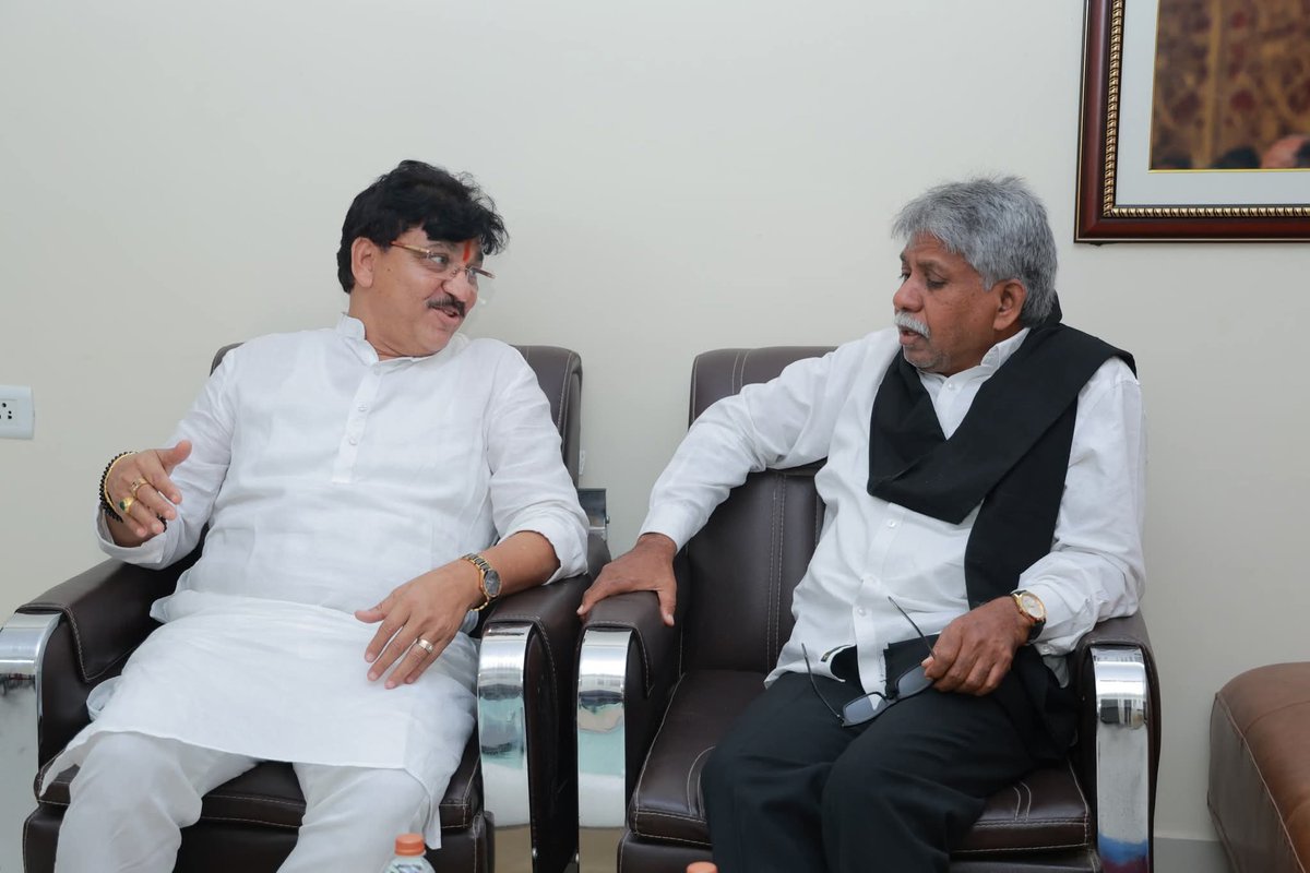 Paidi Rakesh Reddy MLA (@mla_rakeshreddy) on Twitter photo ఈరోజు #భాగ్యనగరం లోని ఓల్డ్ ఎమ్మెల్యే క్వార్టర్స్ లో ఎమ్మార్పీఎస్ వ్యవస్థాపకులు #పద్మశ్రీ మందకృష్ణ మాదిగ గారిని మర్యాదపూర్వకంగా కలుసుకోవడం జరిగింది. ఈరోజు #భాగ్యనగరం లోని ఓల్డ్ ఎమ్మెల్యే క్వార్టర్స్ లో ఎమ్మార్పీఎస్ వ్యవస్థాపకులు #పద్మశ్రీ మందకృష్ణ మాదిగ గారిని మర్యాదపూర్వకంగా కలుసుకోవడం జరిగింది.