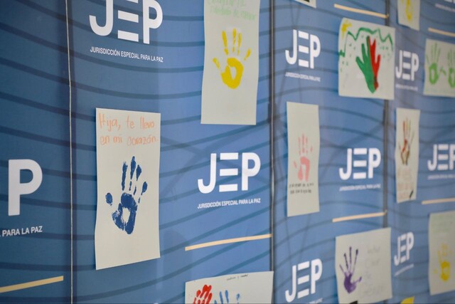 ideaspaz's tweet photo. La JEP adoptó un enfoque de justicia restaurativa que abre la puerta a beneficios. Entre ellos, que, si los comparecientes dicen la verdad y aceptan su responsabilidad, no paguen sus penas en prisión sino a través de trabajos, obras y acciones de contenido reparador (TOAR).

Entérate más en link de carrusel.
https://t.co/RjRj72HpGf