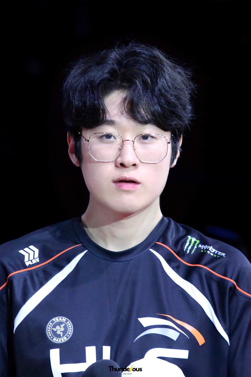 Thunderous_Zeus's tweet photo. 250920 PO HLE vs KT     

(づ> v <)づ ♡⋆˚☆˖°⋆｡° ✮˖ ࣪ ⊹⋆.˚

#Zeus #제우스 #최우제 #HLEWIN https://t.co/Fs2qhVBBE1