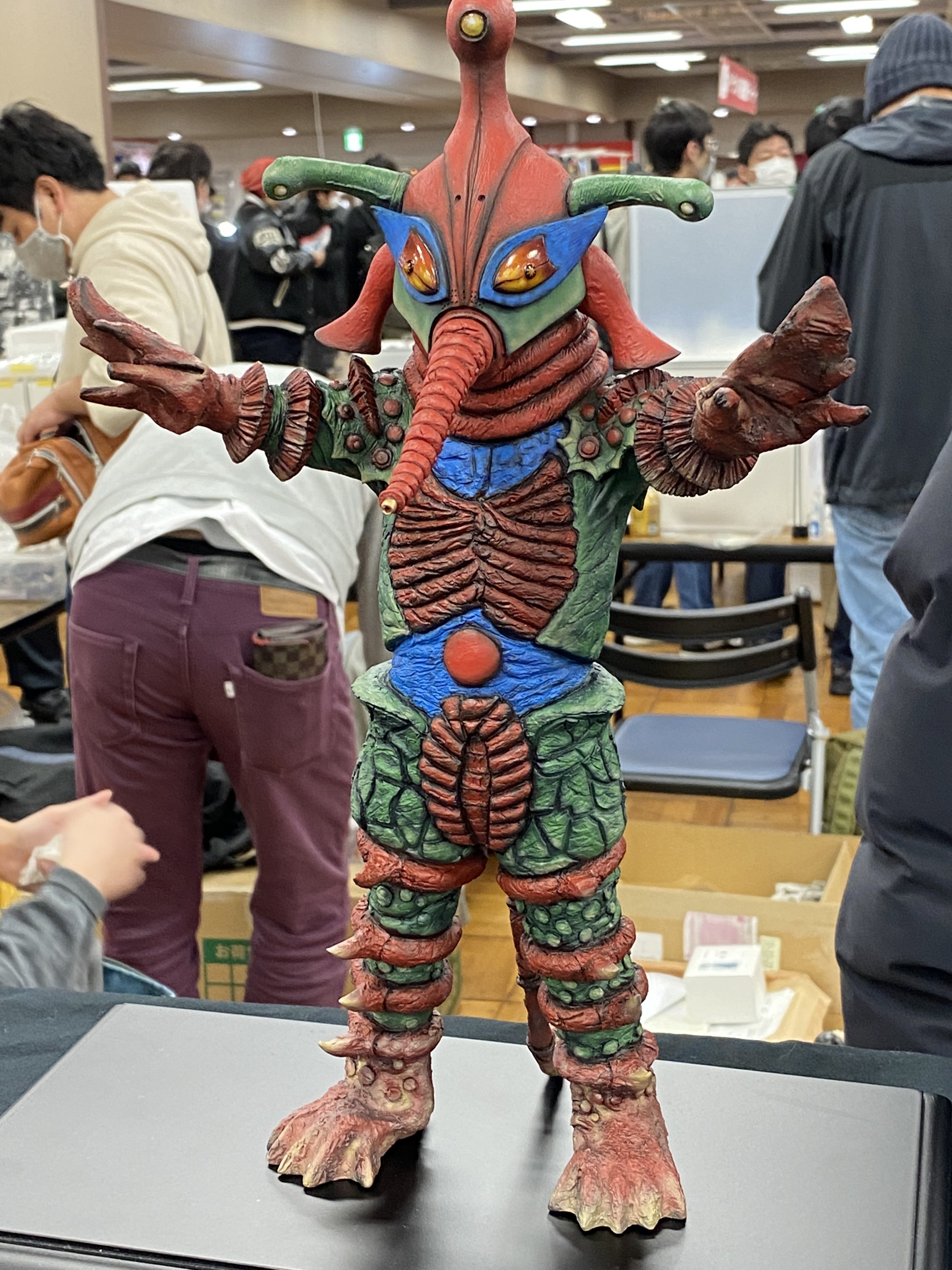 青い怪獣フィギュア 立ちポーズ 青い怪獣フィギュア 立ちポーズ