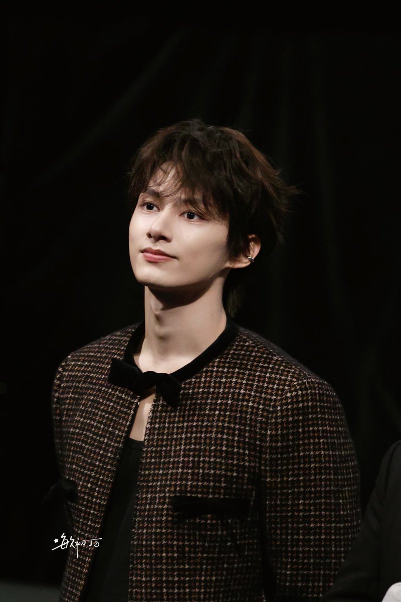 #SEVENTEEN's JUN dazzles with stunning elegance and magnetic charm at The Shadow’s Edge Seoul Roadshow.