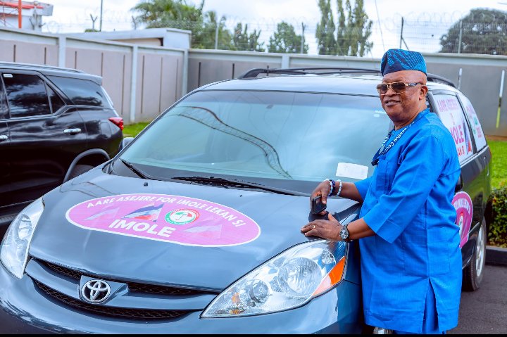AareAsejere's tweet photo. On Friday, 19th September 2025, I, had the rare privilege of presenting two campaign vehicles, a Hummer Bus (2010) and a Toyota Sienna (2006) in support of the re-election bid of our performing and highly respected Governor, His Excellency, @AAdeleke_01 https://t.co/XGqt3niAWD